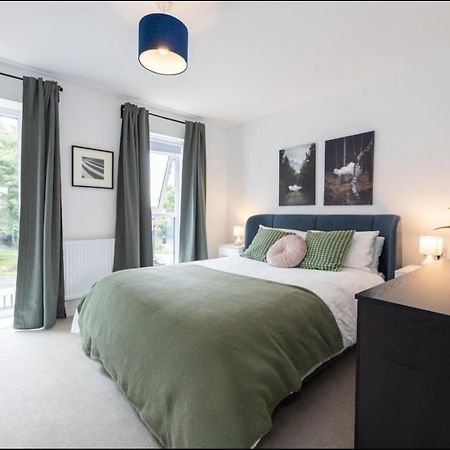 Elegance Retreat - 2 Bed Holiday Home With Parking Manchester Exterior photo